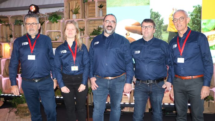 De gauche à droite : Xavier Harlé, DG de Ternoveo, Laetitia Vankerkoven, oenologue maître de chai, 
Armel Lesaffre, président d'Unéal et du groupe Advitam, Sylvain Vidril, président de Ternoveo, et Christophe Dubreucq, directeur développement et commercialisation du Chai des Hauts de France.