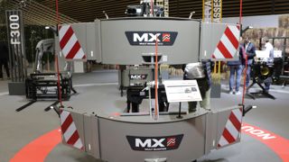 Le Multibumper de MX fait office de masse frontale, pare-chocs et caisse à outils. Le Multibumper de MX fait office de masse frontale, pare-chocs et caisse à outils.