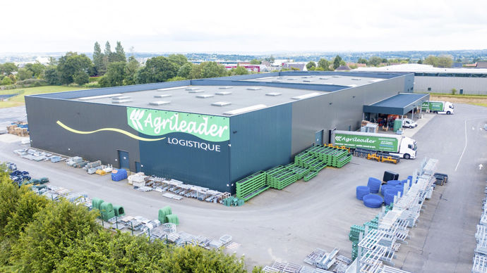 Fondée en 1999 dans la Manche, l’entreprise Agrileader est présente sur l’ensemble du territoire français avec un site de e-commerce et 20 implantations comme à Agneaux (Manche) avec une plateforme logistique.