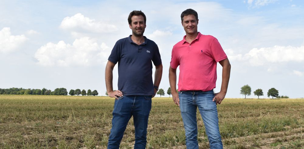Conscients des problèmes de fertilité sur leurs sols, Quentin Soilleux (à gauche) et Jean-Baptiste Sailly (à droite) testent de nouvelles pratiques.