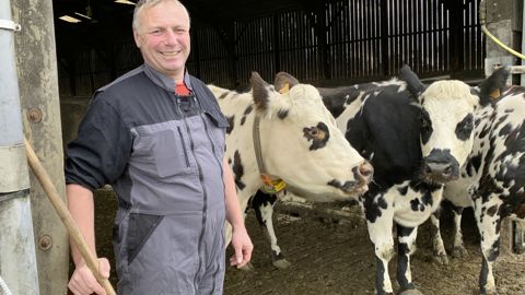 À l'issue de l'audit d'Innoval, Cyril Montier, éleveur dans les Côtes d’Armor, a installé des matelas dans les logettes et vu le nombre de boiteries dégringoler.