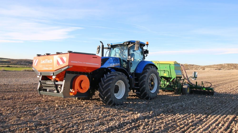 LeciTech : la trémie frontale Fertimax 1600-2300 distribue jusqu'à 400 kg/ha  LeciTech : la trémie frontale Fertimax 1600-2300 distribue jusqu'à 400 kg/ha