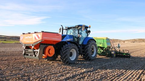 LeciTech : la trémie frontale Fertimax 1600-2300 distribue jusqu'à 400 kg/ha LeciTech : la trémie frontale Fertimax 1600-2300 distribue jusqu'à 400 kg/ha