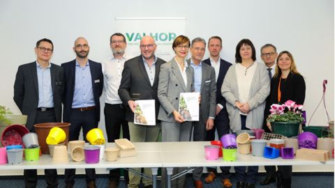 La nouvelle charte d’engagement pour des poteries horticoles durables a été signée à IPM Essen le 25 janvier. La nouvelle charte d’engagement pour des poteries horticoles durables a été signée à IPM Essen le 25 janvier.