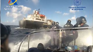 La police espagnole a saisi 4,5 tonnes de cocaïne à bord d'un cargo qui transportait des bovins en provenance d'Amérique latine et à destination du Moyen-Orient. La police espagnole a saisi 4,5 tonnes de cocaïne à bord d'un cargo qui transportait des bovins en provenance d'Amérique latine et à destination du Moyen-Orient.