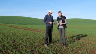 Les quantités d azote lixiviées et volatilisées dans le système de production de Bruno Collin (à gauche) ont été évaluées par son conseiller Xavier Piquard.