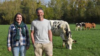 Adrien et Céline Héraud saisissent les opportunités de production selon le climat et leur organisation familiale. Ils développent la commercialisation en vente directe. Adrien et Céline Héraud saisissent les opportunités de production selon le climat et leur organisation familiale. Ils développent la commercialisation en vente directe.