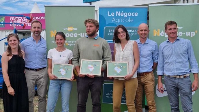 Lors de l'édition 2022, Assolia, Osiris et UV Boosting avaient remporté le challenge Négoce-up'. De gauche à droite : Perrine Magreault et Pierre Compère (Agri Sud-Ouest Innovation), Olga Bondoux (Assolia), Henri Desesquelles (Osiris), Cassandre Feray (UV Boosting), Yann Lamy (Négoce Expansion) et Sébastien Evain (Syngenta), le 7 septembre dernier, à Innov-Agri.