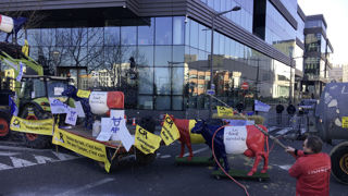 Des éleveurs bretons, normands, du Grand-Est, des Hauts-de-France, du Centre-Val de Loire et même de la Belgique manifestaient devant le siège de Carrefour. Des éleveurs bretons, normands, du Grand-Est, des Hauts-de-France, du Centre-Val de Loire et même de la Belgique manifestaient devant le siège de Carrefour.