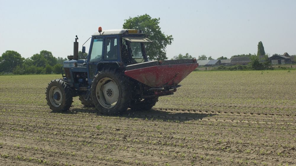 Les auteurs de l'étude soulignent avoir découvert que la majorité des émissions liées aux engrais (deux tiers) provient de leur utilisation dans les champs. Le tiers restant est émis au cours de la production des engrais minéraux.