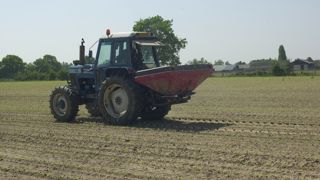 Les auteurs de l'étude soulignent avoir découvert que la majorité des émissions liées aux engrais (deux tiers) provient de leur utilisation dans les champs. Le tiers restant est émis au cours de la production des engrais minéraux. Les auteurs de l'étude soulignent avoir découvert que la majorité des émissions liées aux engrais (deux tiers) provient de leur utilisation dans les champs. Le tiers restant est émis au cours de la production des engrais minéraux.