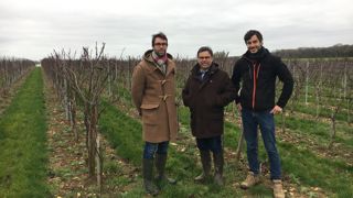 « Alors que les itinéraires culturaux sont identiques, les premières dégustations révèlent la typicité de chaque terroir», soulignent Pierre et Dominique Vallée, et Édouard Minier (de gauche à droite). « Alors que les itinéraires culturaux sont identiques, les premières dégustations révèlent la typicité de chaque terroir», soulignent Pierre et Dominique Vallée, et Édouard Minier (de gauche à droite).