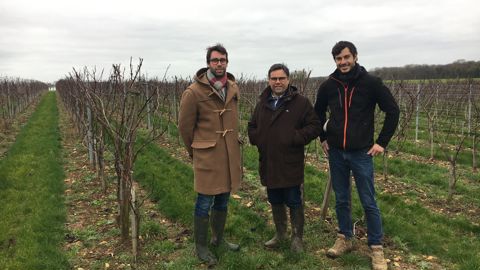 « Alors que les itinéraires culturaux sont identiques, les premières dégustations révèlent la typicité de chaque terroir», soulignent Pierre et Dominique Vallée, et Édouard Minier (de gauche à droite).