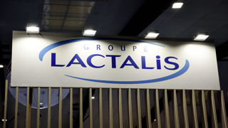 Le groupe Lactalis et sa filiale qui fabriquait les boîtes de lait infantile à Craon, ont été mis en examen, notamment pour tromperie aggravée et blessures involontaires. Le groupe Lactalis et sa filiale qui fabriquait les boîtes de lait infantile à Craon, ont été mis en examen, notamment pour tromperie aggravée et blessures involontaires.