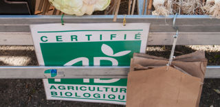 Le ministère de l'Agriculture compte sur la pleine application de la loi Egalim pour remédier à la crise sur la consommation bio. Le ministère de l'Agriculture compte sur la pleine application de la loi Egalim pour remédier à la crise sur la consommation bio.