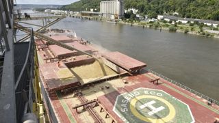 La moitié des exportations françaises de céréales se fait via le port de Rouen. La moitié des exportations françaises de céréales se fait via le port de Rouen.