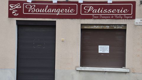 Dans certains villages, les rideaux restent baissés.