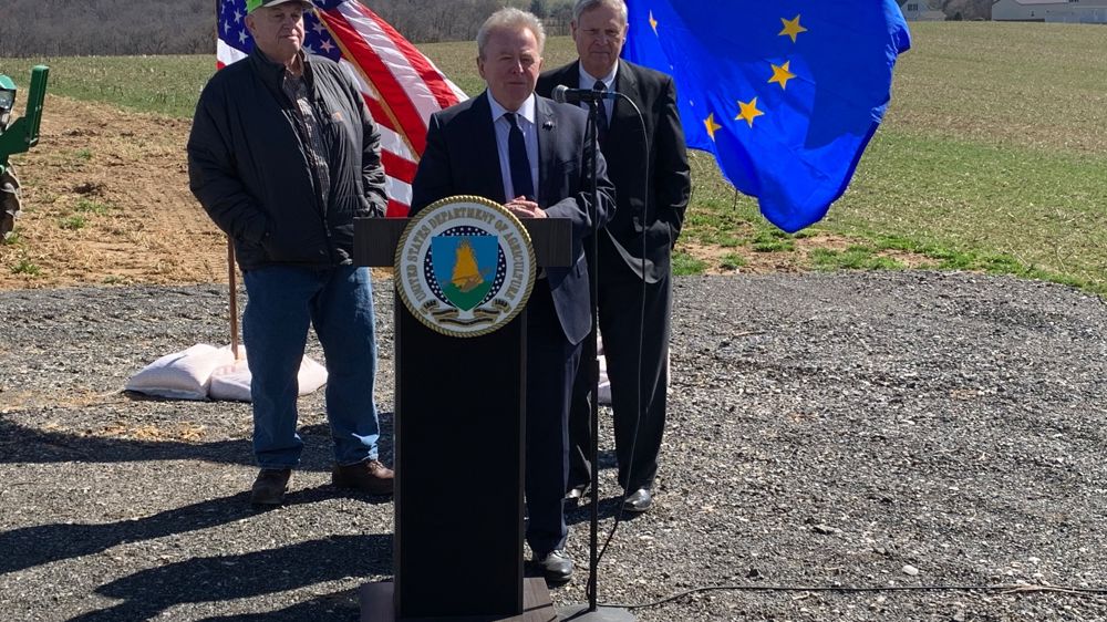 Le secrétaire à l’Agriculture des États-Unis, Tom Vilsack (à droite), et le commissaire européen à l’Agriculture, Janusz Wojciechowski (à gauche), le 24 février 2023 à Arlington en Virginie, lors d'une visite de ferme organisée à l'occasion du Forum sur les perspectives agricoles de l’USDA 2023