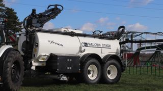 Les dernières tonnes à lisier Typhon fabriqué par Mauguin Citagri peuvent recevoir un bras tourelle mesurant 7,80 m de longueur.