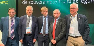 Accompagné par les acteurs des filières des fruits et légumes et des pommes de terre, le ministre de l'Agriculture Marc Fesneau a officiellement lancé le plan de souveraineté pour le secteur au salon de l'agriculture le 1er mars 2023. Accompagné par les acteurs des filières des fruits et légumes et des pommes de terre, le ministre de l'Agriculture Marc Fesneau a officiellement lancé le plan de souveraineté pour le secteur au salon de l'agriculture le 1er mars 2023.