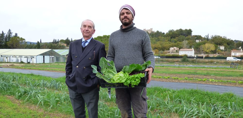 Camille Bouge, maire de Tourrettes (Var), avec Johann Donnat, maraîcher municipal. La production fournit la cantine scolaire qui sert 280 repas par jour.