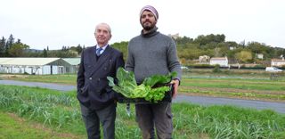 Camille Bouge, maire de Tourrettes (Var), avec Johann Donnat, maraîcher municipal. La production fournit la cantine scolaire qui sert 280 repas par jour.