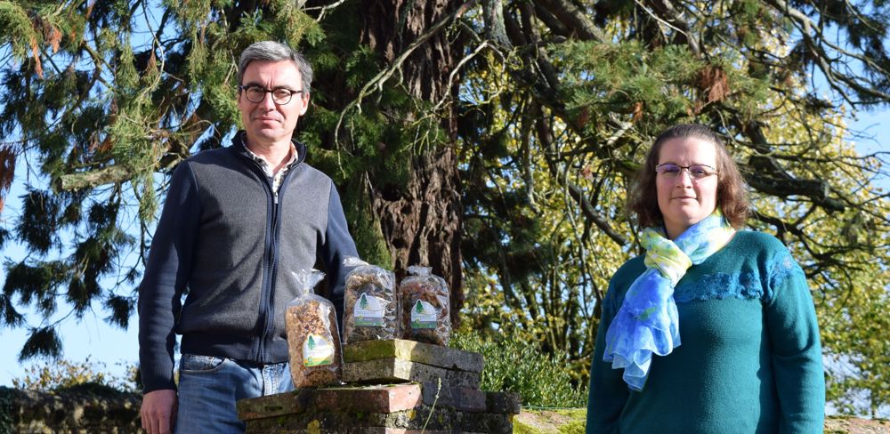 Associés depuis 2009 au sein de l’EARL Sequoia, en référence à l’arbre plus que centenaire qui marque l’entrée de la ferme, Jérôme et Karine Poirier transforment 30 t de céréales (blé dur et tendre) et 6 t de sarrasin par an en pâtes et farine.