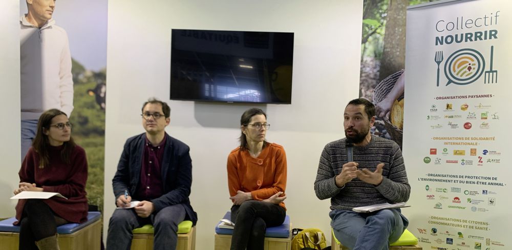 Le Collectif Nourrir veut stimuler l'emploi agricole pour atteindre les objectifs de souveraineté alimentaire. De gauche à droite : Clotilde Bato et Mathieu Courgeau (coprésidents du Collectif Nourrir), Cyrielle Denhartigh (représentante du Réseau Action Climat) et Florent Sebban (administrateur de l'Amap Île-de-France).