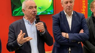 Daniel Sauvaître (à gauche), président de l'ANPP, a remis à Michel Biéro, directeur des achats de Lidl France, le Trophée de l'enseigne engagée pour la pomme française. Daniel Sauvaître (à gauche), président de l'ANPP, a remis à Michel Biéro, directeur des achats de Lidl France, le Trophée de l'enseigne engagée pour la pomme française.