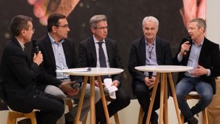 De gauche à droite : Pascal Berthelot, journaliste, Laurent Rosso, directeur général de Terres Univia, Pierre Bascou, directeur des marchés agricoles au sein de la direction générale de l’agriculture de la Commission européenne, Philippe Hamelin, directeur de Bioline Solution, et Thierry Momont, chef du marché hybride chez KWS-Momont. De gauche à droite : Pascal Berthelot, journaliste, Laurent Rosso, directeur général de Terres Univia, Pierre Bascou, directeur des marchés agricoles au sein de la direction générale de l’agriculture de la Commission européenne, Philippe Hamelin, directeur de Bioline Solution, et Thierry Momont, chef du marché hybride chez KWS-Momont.