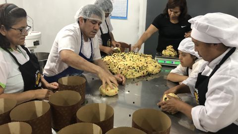 Les mamans et leurs enfants handicapés ont suivi une formation, de telle sorte que les adultes gèrent seules la boulangerie aujourd'hui.