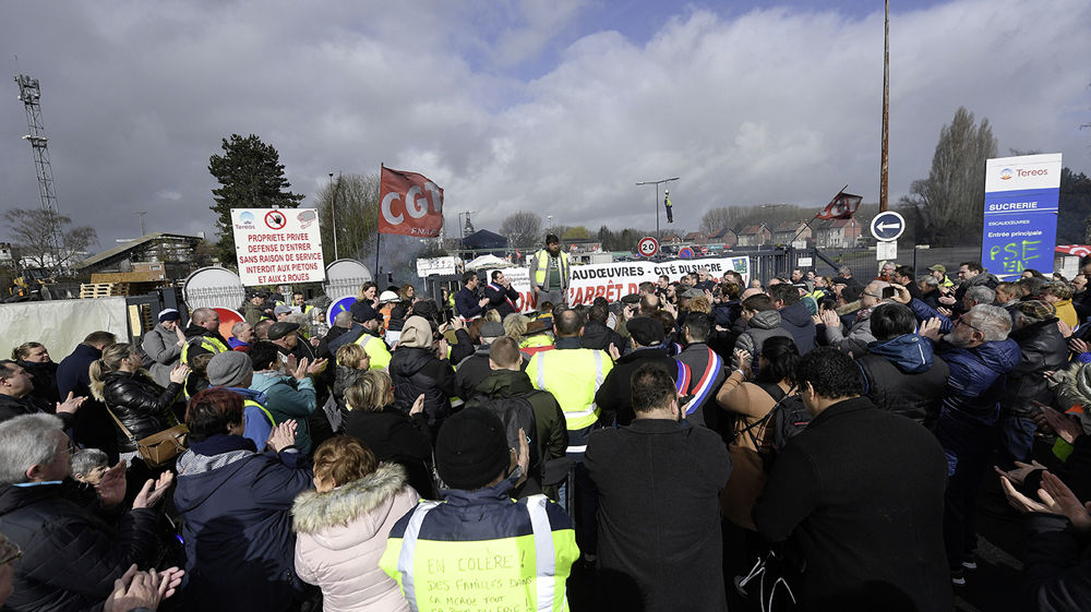 Environ 400 élus, salariés et riverains se sont rassemblés le 12 mars 2023 devant la sucrerie Tereos d’Escaudoeuvres.