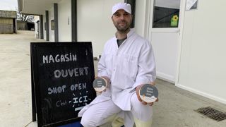 En pleine campagne, David Cahorel, associé à son frère Laurent, ne peut pas compter uniquement sur le magasin à la ferme en libre service pour vendre les camemberts sous AOP. En pleine campagne, David Cahorel, associé à son frère Laurent, ne peut pas compter uniquement sur le magasin à la ferme en libre service pour vendre les camemberts sous AOP.