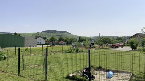 Dans la cadre de l’objectif « zéro artificialisation nette », le gouvernement est favorable à une enveloppe minimale d’artificialisation équivalant à 1 % de la surface urbanisée des communes rurales peu denses, soit quelque 20 000 hectares.