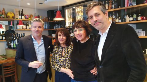 De g. à d. : Paul-Olivier Claudepierre, codirigeant de Martin-Pouret ; Olga Guitton et Claire Betrouni, de l'association Les Amis du vinaigre d’Orléans, organisatrice du festival initié par le vinaigrier ; et David Matheron, codirigeant de Martin-Pouret.