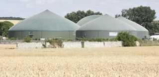 Si la méthanisation offre des avantages tels qu'un revenu sécurisé et une moindre dépendance aux engrais minéraux, elle comporte des risques à ne pas négliger. Si la méthanisation offre des avantages tels qu'un revenu sécurisé et une moindre dépendance aux engrais minéraux, elle comporte des risques à ne pas négliger.