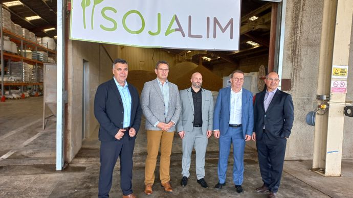 De gauche à droite : Laurent Dubain, DG du pôle agricole d'Euralis, Christophe Congues, président d'Euralis,
Arnaud Cervera, président de Sojalim, Philippe Manry, DG de Sanders, et Philippe Saux, DG d'Euralis.