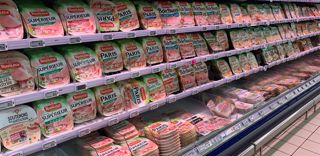 Préférant le chèque alimentaire, la FNP est défavorable au panier anti-inflation qui, selon elle, risque de mettre à mal la production française. Préférant le chèque alimentaire, la FNP est défavorable au panier anti-inflation qui, selon elle, risque de mettre à mal la production française.