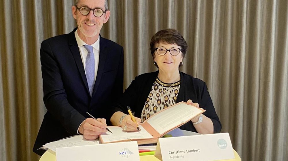 Jules Nyssen, président du Syndicat des énergies renouvelables, et Christiane Lambert, présidente de la FNSEA, lors de la signature du protocole d’accord entre les deux syndicats.