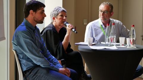 Clément Albouy, délégué de Négoce Pyrénées Méditerranée, Marie-Christine Casaus, directrice de la société éponyme, et Fabien Jullian, dirigeant du groupe Jeem, ont réagi à chaud (de g. à dr.), en fin de matinée, aux différents travaux du congrès de Négoce Pyrénées Méditerranée jeudi 23 mars à Nîmes (Gard).