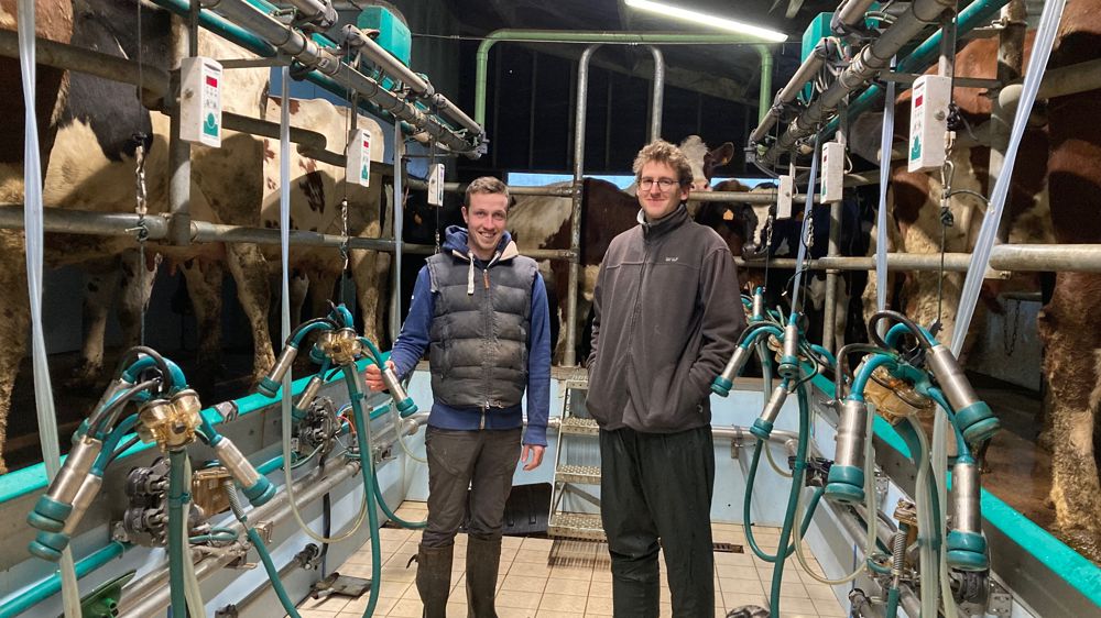 Nicolas Herman, vétérinaire (à droite), assure une visite mensuelle de l’élevage de Victore Veyre.