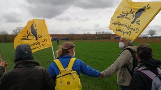 La manifestation contre les bassines a rassemblé de nombreux militants ce samedi 25 mars 2023 dans les Deux-Sèvres, dont de nombreux militants radicaux, éclipsant le débat sur l’accès à l’eau. La manifestation contre les bassines a rassemblé de nombreux militants ce samedi 25 mars 2023 dans les Deux-Sèvres, dont de nombreux militants radicaux, éclipsant le débat sur l’accès à l’eau.