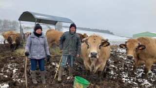Annie Dorat et son fils Yannick apprécient la rusticité de leurs vaches. Annie Dorat et son fils Yannick apprécient la rusticité de leurs vaches.