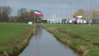 En signe de protestation, les agriculteurs ont inversé les couleurs du drapeau national et posé des mats le long de toutes les grandes voies du pays.