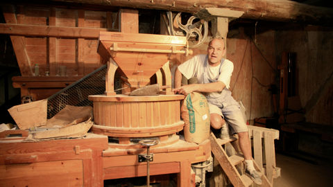 Le meunier Philippe Monteau au moulin Saint Joseph de Grans (Bouches du Rhône).
