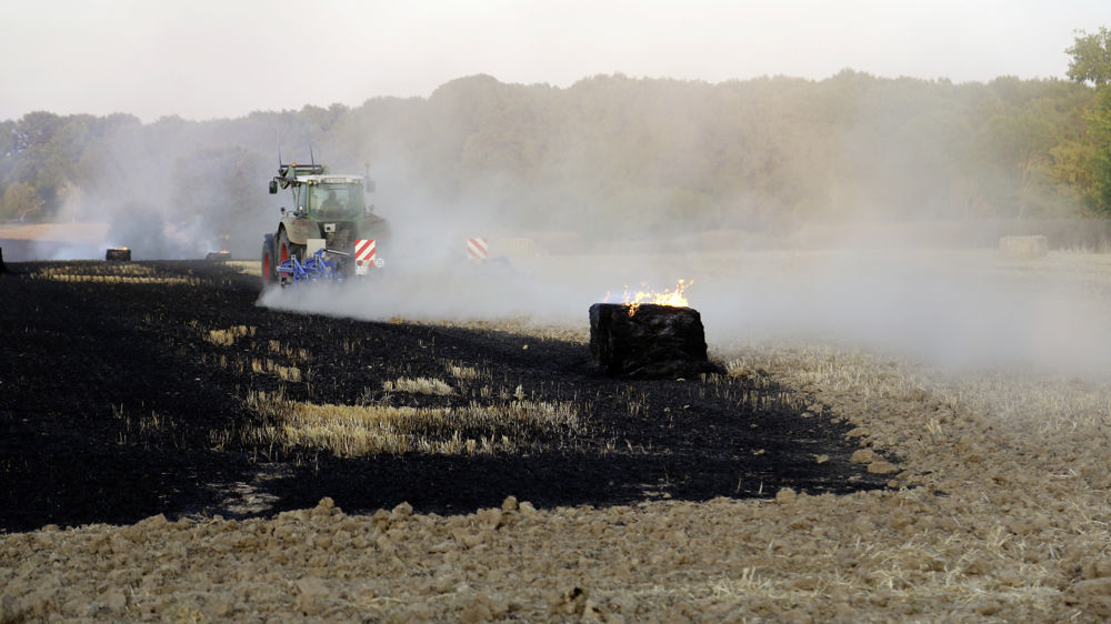 Les agriculteurs sont impliqués dans la lutte contre les incendies aussi bien pour limiter les départs de feu que pour prévenir leur propagation.