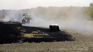 Les agriculteurs sont impliqués dans la lutte contre les incendies aussi bien pour limiter les départs de feu que pour prévenir leur propagation. Les agriculteurs sont impliqués dans la lutte contre les incendies aussi bien pour limiter les départs de feu que pour prévenir leur propagation.
