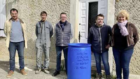De gauche à droite : Jean-François et Régis Feignon, agriculteurs dans l'Indre, Didier Luneau, Nicolas Lemane et Sophie Pornet, des Ets Dupré-Lardeau, ont présenté mercredi 29 mars la recette de la Lifofer, une décoction à base de litière forestière fermentée.
