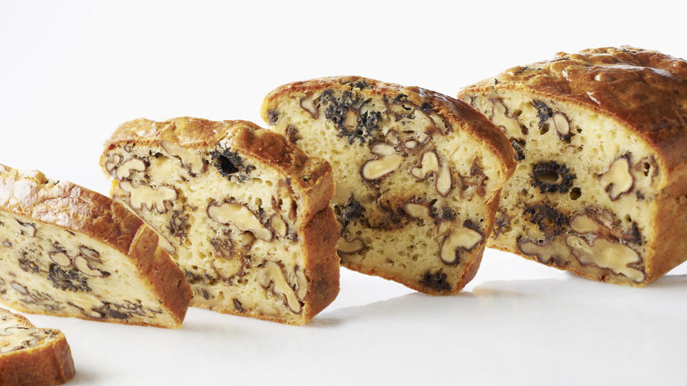 Cake morilles et noix de Grenoble.