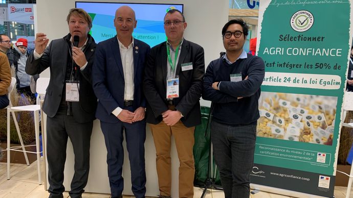 De droite à gauche : Théo Bouchardeau, responsable RSE de l'AGPB, et Benoît Piétrement, son vice-président, sont venus présenter la certification CE2+ lors d'une conférence Agri Confiance au dernier Sia, avec Christophe Grison et Pascal Sommer, respectivement président et directeur d'Agri Confiance.